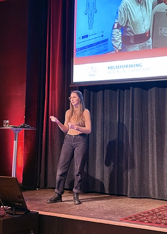 En person som står på en scene