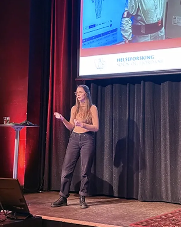 En person som står på en scene