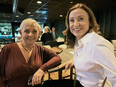 Et par kvinner som smiler