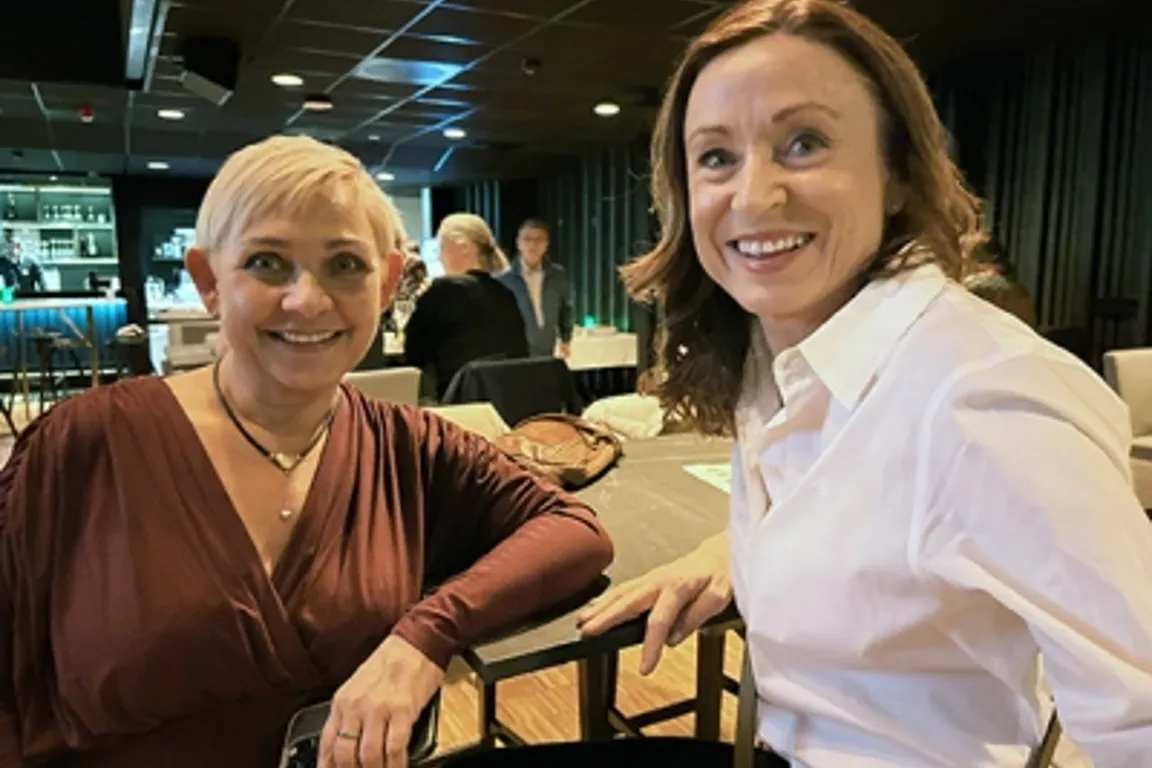 Et par kvinner som smiler