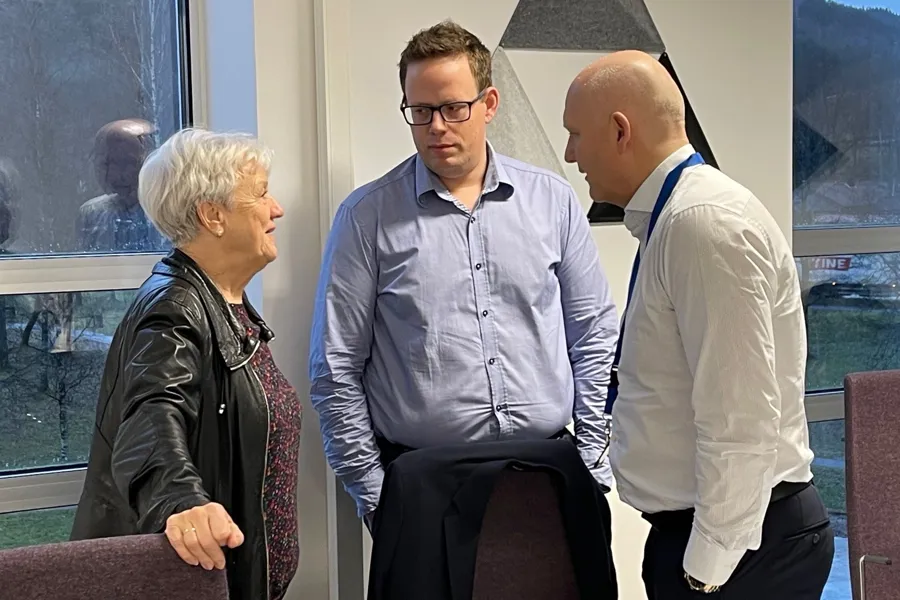 En gruppe mennesker som står ved siden av hverandre